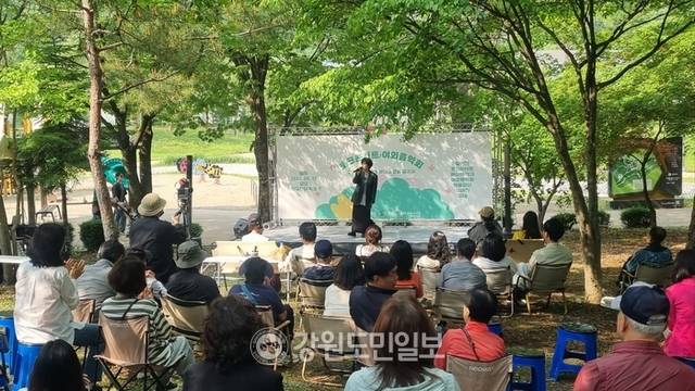 ▲ 보컬 가수 럼블 피쉬가 야외음악회에서 열창을 하고 있다.