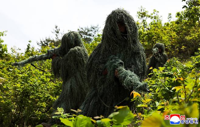 지난 13일 ‘조선인민군 병종별 전술종합훈련’에서 길리슈트를 입은 북한군의 모습