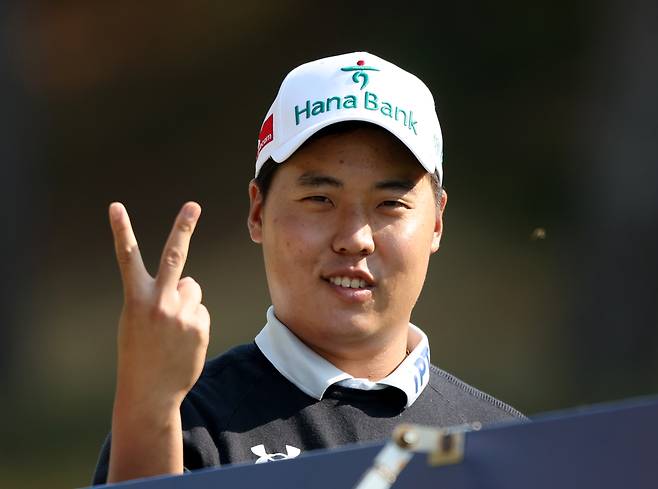 ‘골프계의 우영우’라 불리는 이승민 프로가 지난 14일 자선 대회 시작을 앞두고 손가락으로 브이자를 그리고 있다.