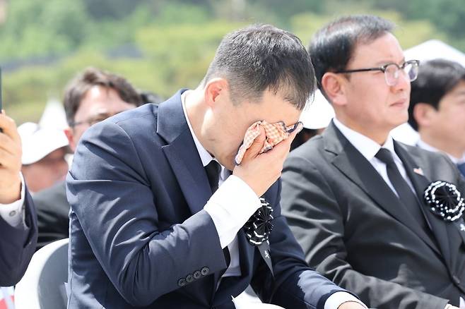 김상욱 무소속 의원이 17일 광주 운정동 국립5·18민주묘지에서 열린 5·18민중항쟁 제45주년 추모제에 참석해 눈물 닦고 있다. / 사진=뉴스1