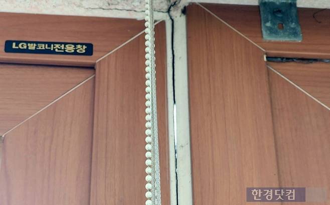 노후 아파트 창틀 실리콘이 갈라진 틈으로 빛이 들어오고 있다. 사진=독자 제공