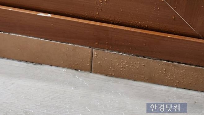 창틀 실리콘에 생긴 틈으로 빗물이 들어온 모습. 사진=독자 제공