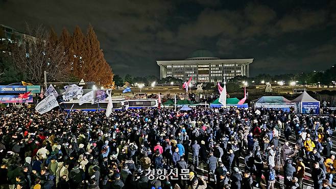윤석열 대통령이 비상계엄을 선포한 후 자정을 넘긴 지난해 12월4일 새벽 국회 본회의에서 비상계엄  선포에 대한 해제 요구 결의안이 가결된 뒤 국회 앞으로 시민들이 몰려들어 계엄 해제를 요구하고 있다. 이준헌 기자