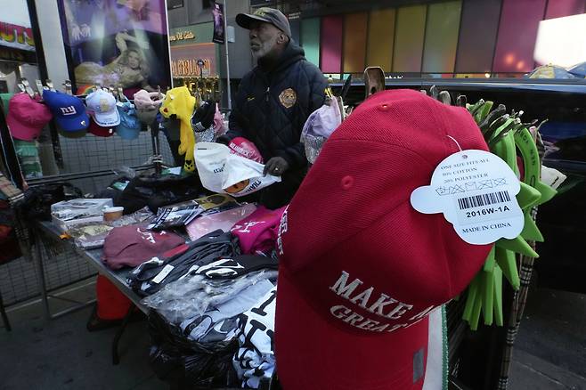기념품 의류 판매상인 듀안 잭슨이 지난 4월 1일(현지시간) 뉴욕 타임스퀘어에 있는 자신의 매장에서 트럼프 대통령의 대표 구호인 “미국을 다시 위대하게”라고 적힌 중국산 모자를 판매하고 있다. AP