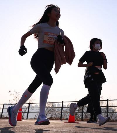 주 1회 30분 이상 빠르게 걷기, 자전거 타기, 가볍게 뛰기 등을 하면 심혈관질환을 예방할 수 있다. 연합뉴스