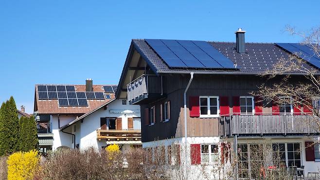독일 바이에른주 후글핑 마을의 주택 위에 태양광 패널이 올라가 있다. 진정은씨 제공.