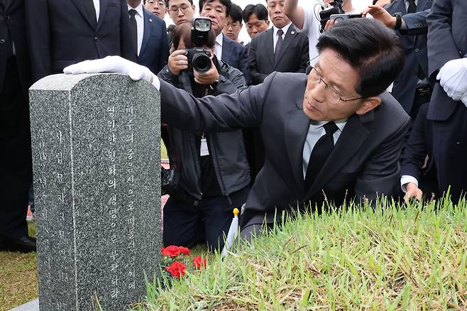 국민의힘 김문수 대선 후보가 17일 광주 북구 국립 5·18 민주묘지를 찾아 무명열사의 묘역에서 참배하고 있다. 연합뉴스