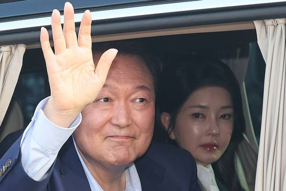 Former President Yoon Suk Yeol and his wife Kim Keon Hee greet supporters as they leave the presidential residence in Hannam-dong, Yongsan District, central Seoul, and head to their private home in Seocho-dong on April 11, 2025. [JOINT PRESS CORPS]