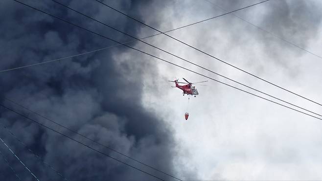 화재 진압에 동원된 헬기 모습. 임현범 기자