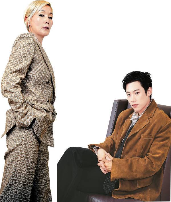 데뷔 45년 만에 고난도 액션 연기에 도전한 이혜영(왼쪽)은 갈비뼈가 부러지는 등 '목숨을 걸고' 이번 작품에 임했다. 그와 합을 맞춘 김성철은 여기에 섬세한 감정 연기까지 더해야 했다. 두 사람의 호흡은 나이 차이에도 특별한 시너지를 냈다.   NEW·수필름 제공