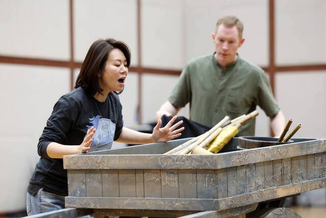 예술의전당 신작 오페라 ‘더 라이징 월드: 물의 정령’에서 물시계 장인 역의 메조 소프아노 김정미와 제자 역의 테너 로빈 트리출러가 지난 13일 서울 예술의전당 오페라하우스 연습실에서 리허설을 하고 있다. 뉴시스