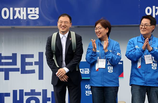 김상욱 무소속 의원이 17일 광주 김대중컨벤션센터 광장에서 열린 이재명 더불어민주당 대선 후보 집중 유세에 참여해 시민 들에게 인사하고 있다. 김 의원은 전날에 이어 이틀 연속 이 후보 유세를 지원했다. 연합뉴스