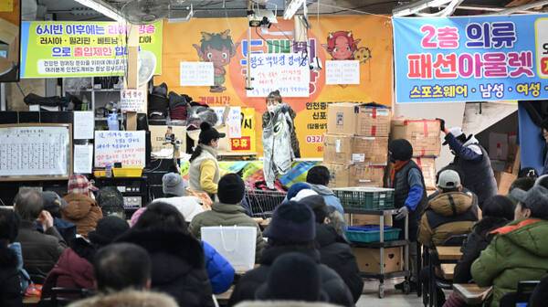 고물가와 경기 악화로 리퍼 및 중고 제품을 찾는 사람들이 많아 지고 있는 가운데 4일 인천 중구 만물 도깨비경매장에서 경매사가 2만원 가량의 의류를 3천원에 경매를 하고 있다. 조병석기자