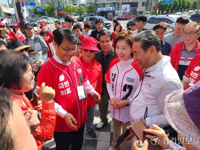 국민의힘 나경원 중앙선거대책위원장이 17일 인천 미추홀구 신기시장 앞에서 유권자들을 만나 김문수 후보의 지지를 호소하고 있다. 이병기기자