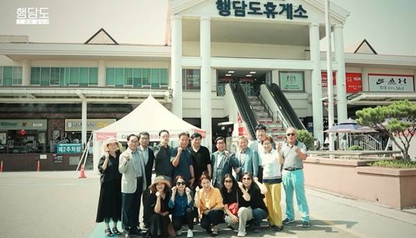 ▲주민들은 행담도의 역사를 기록한 역사관을 남기고 싶다는 바람을 전했지만, 도로공사와 시의 미온적 반응으로 아직 추진되지는 않고 있다.사진=당진방송 다큐멘터리'행담도, 그 섬에 살았네' 영상 갈무리.