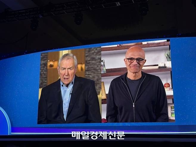 짐 굿나잇 SAS CEO(왼쪽)와 사티아 나델라 마이크로소프트(MS) CEO가 이달 8일(현지시간) 미국 플로리다주 올랜도에서 열린 ‘SAS 이노베이트 2025’ 행사에서 영상 대담을 진행하고 있는 모습. 매경DB
