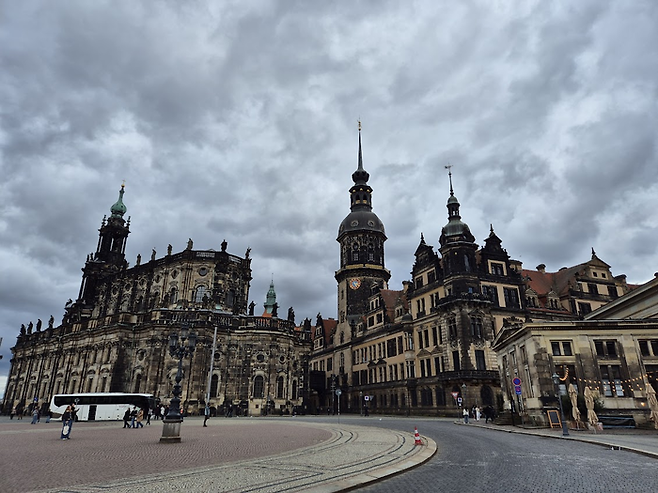 검게 그을린 건물들이 인상적인 드레스덴. 오른쪽 건물이 드레스덴 왕궁이다. ⓒ김슬기