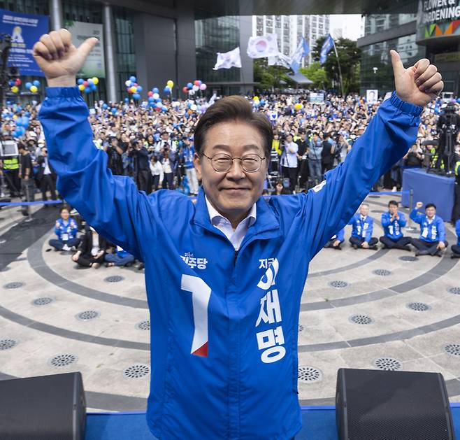 (이재명 더불어민주당 대통령 후보가 17일 광주광역시 서구 김대중컨벤션센터 광장에서 열린 집중 유세에서 엄지를 들어 보이고 있다. [뉴스1]