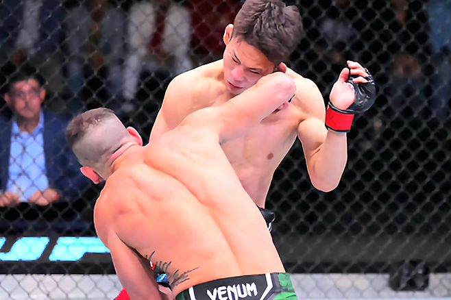 RTU 시즌1 토너먼트 우승자 박현성이 2023년 12월 미국 네바다주 엔터프라이즈 UFC on ESPN+ 91 플라이급 경기 도중 팔꿈치로 얻어맞고 있다. 사진=TKO