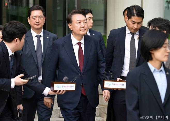 12·3 비상계엄 사태와 관련해 내란 우두머리 혐의 등으로 기소된 윤석열 전 대통령이 12일 서울 서초구 서울중앙지방법원에서 열린 3차 공판을 마친 뒤 법원을 나서고 있다. /사진=김창현