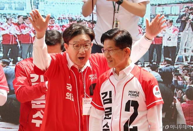 김문수 국민의힘 대선 후보가 13일 울산 남구 뉴코아아울렛 앞에서 유세를 하기 전 권성동 원내대표와 대화하고 있다. 2025.05.13. /사진=뉴시스 /사진=고승민