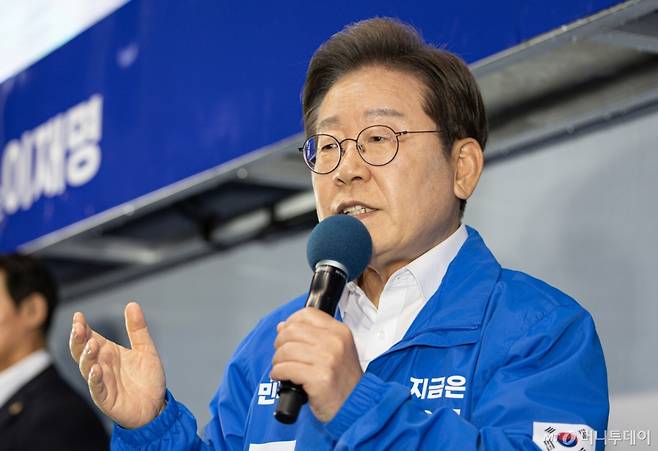 (정읍=뉴스1) 이재명 기자 = 이재명 더불어민주당 대통령 후보가 16일 오후 전북 전읍시 정읍역 광장에서 시민들에게 지지를 호소하고 있다. 2025.5.16/뉴스1  Copyright (C) 뉴스1. All rights reserved. 무단 전재 및 재배포,  AI학습 이용 금지. /사진=(정읍=뉴스1) 이재명 기자