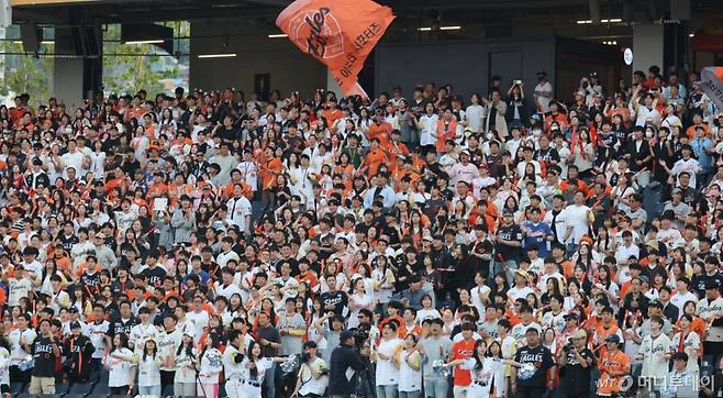 (대전=뉴스1) 김기태 기자 = 13일 대전 한화생명볼파크에서 열린 '2025 신한 SOL 뱅크 KBO리그' 프로야구 한화 이글스와 두산 베어스 경기에서 한화팬들이 응원을 펼치고 있다. 2025.5.13/뉴스1  Copyright (C) 뉴스1. All rights reserved. 무단 전재 및 재배포,  AI학습 이용 금지. /사진=(대전=뉴스1) 김기태 기자