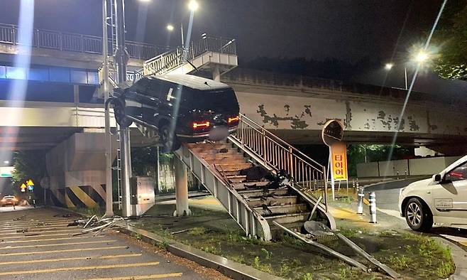 17일 오전 1시20분쯤 대구 수성구 만촌동에서 20대 남성이 몰던 SUV가 육교로 돌진해 계단과 난간 등이 파손됐다./사진=뉴스1