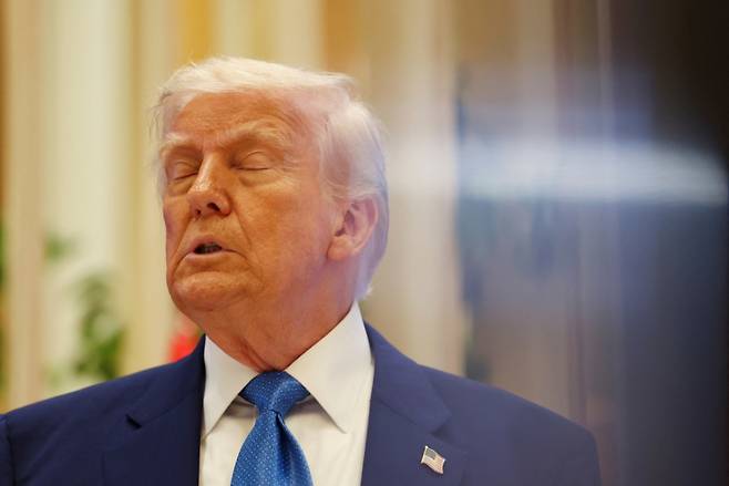 도널드 트럼프 미국 대통령이 16일 아랍에미리트 아부다비에서 중동 순방 마지막 일정으로 카스르 알 와탄에서 열린 비즈니스 포럼에 참석해 연설하고 있다./로이터=뉴스1