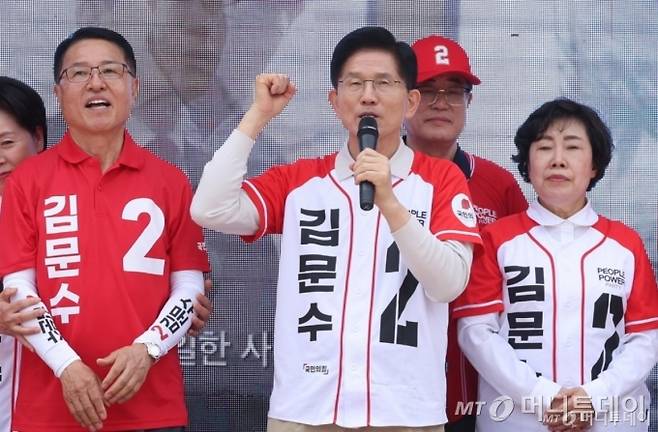 김문수 국민의힘 대선후보가 17일 전북 전주시 완산구 전동성당 인근에서 공약발표 및 유세를 하고 있다./사진=뉴시스