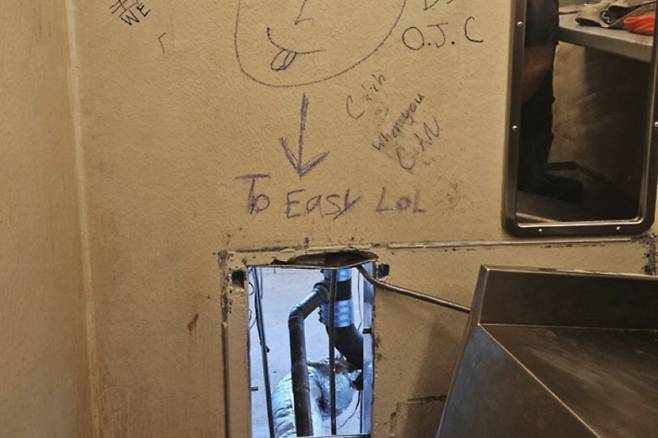 미국 남부 루이지애나주 뉴올리언스 교도소에서 10명의 수감자가 탈출했다. 사진은 탈출한 수감자들이 변기 뒤 벽면에 남긴 문구. /사진=AP