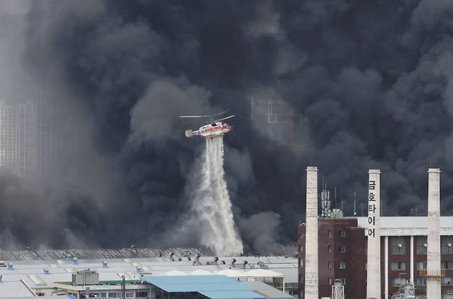 금호타이어 광주공장에서 17일 오전 대형 화재가 발생했다. /사진=뉴스1