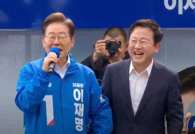 이재명(왼쪽) 더불어민주당 대선 후보와 김용남 전 국민의힘 의원이 17일 광주 서구 김대중컨벤션센터 광장에서 유세를 펼치고 있다. 더불어민주당 공식 유튜브 채널 델리민주 캡처. 뉴시스