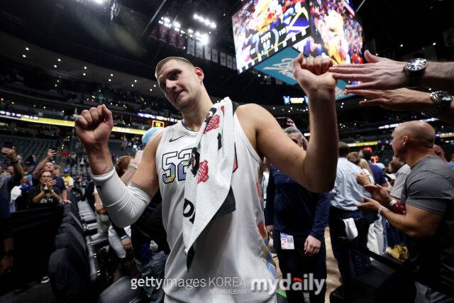 요키치가 16일 OKC와 경기에서 승리 후 관중들과 기쁨을 나누고 있다. /게티이미지코리아