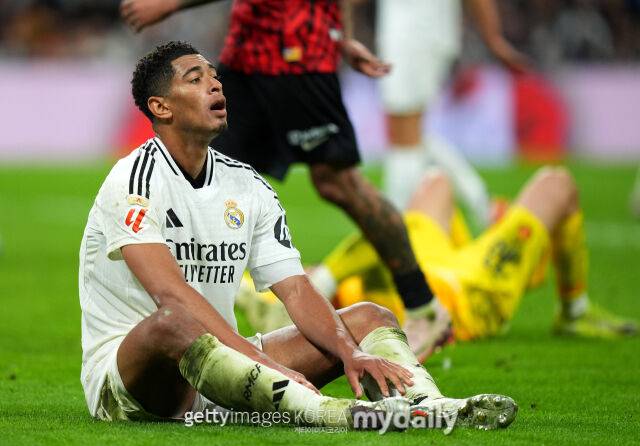 레알 마드리드의 주드 벨링엄이 16일 마요르카와 경기에서 주저앉아 아쉬운 표정을 짓고 있다. /게티이미지코리아