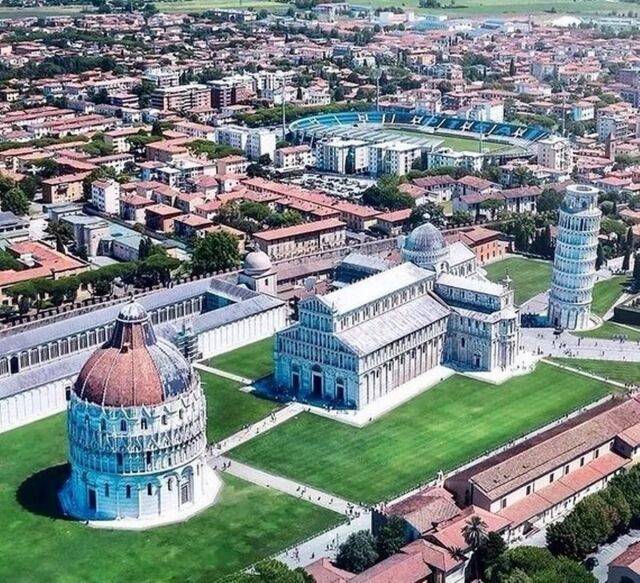 이탈리아 유명 관광지인 피사 대성당과 사탑 뒤로 피사SC 구장이 보인다. /소셜미디어