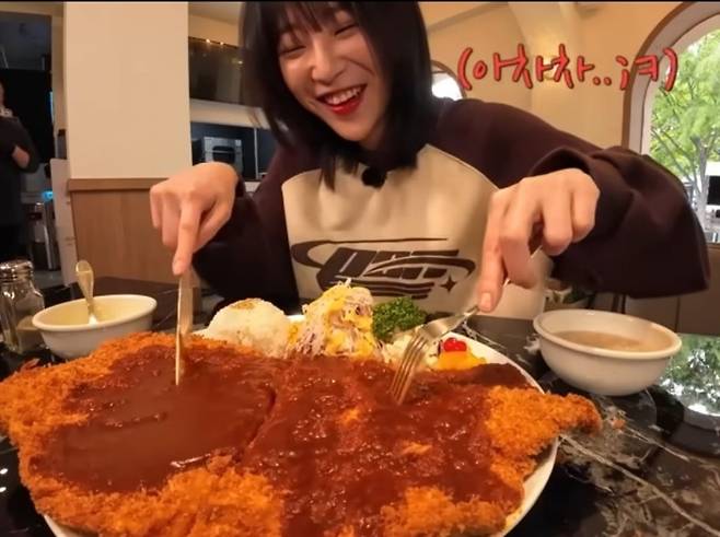 1000만 유튜버 쯔양이 자신이 차린 돈가스집에서 돈까스를 먹는 모습.  경영난으로 결국 문을 닫았다. [사진, 유튜브]