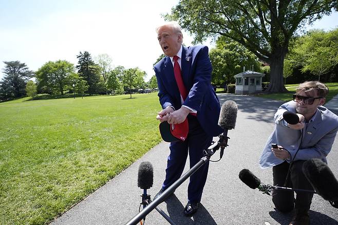 도널드 트럼프 미국 대통령이 지난달 29일 백악관 남쪽 잔디에서 취재진들 앞에서 골프 동작을 선보이고 있다. [UPI]