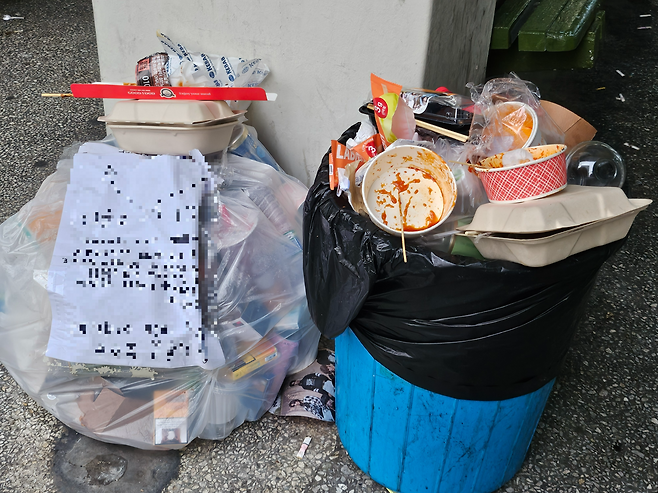 15일 오후 서울 소재 한 대학교 축제 현장에 버려진 쓰레기들. 김광우 기자.