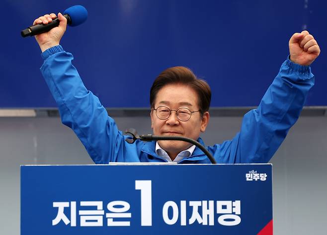 이재명 더불어민주당 대선후보가 17일 광주광역시 서구 김대중컨벤션센터 광장에서 열린 집중 유세에서 광주 시민들에게 인사하고 있다.  [공동 취재]