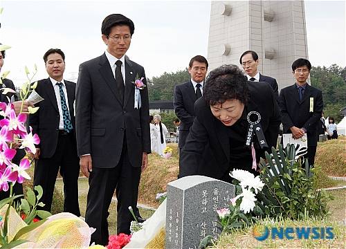 【광주=뉴시스】 김문수 경기도지사가 18일 광주 국립 5.18민주묘지에서 열린 '제28주년 5.18민주화운동 기념식'참석해 박관현열사의 묘지를 찾아 박관열열사의 누님인 박행순여사와 묘비를 둘러보고 있다. (사진=경기도 제공) /강종민기자 ppkjm@newsis.com