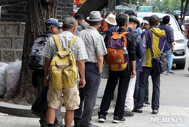 [서울=뉴시스] 조성봉 기자=  서울 종로구 탑골공원 인근에서 노인들이 무료 배식을 받기 위해 줄지어 서 있는 모습. 2023.06.04. suncho21@newsis.com