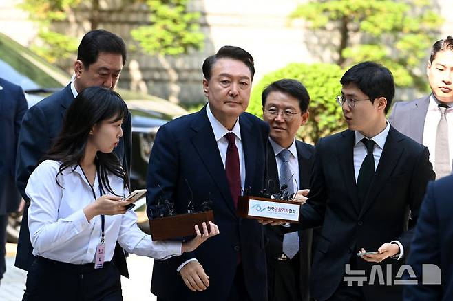 [서울=뉴시스] 사진공동취재단 = 윤석열 전 대통령이 12일 오전 서울 서초구 중앙지방법원에서 열린 내란 우두머리 혐의, 직권남용 권리행사방해 혐의 사건 3차 공판에 출석하고 있다. 2025.05.12. photo@newsis.com