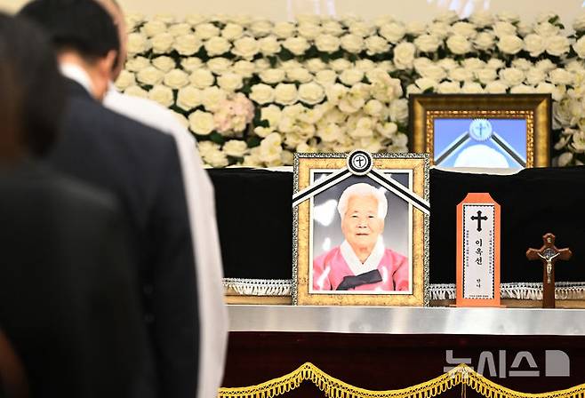 [용인=뉴시스] 김종택 기자 = 일본군 위안부 피해자 고(故) 이옥선 할머니의 발인식이 14일 경기 용인시 쉴낙원 경기장례식장에서 엄수되고 있다. 나눔의 집에서 거주하던 이 할머니는 지난 11일 향년 97세로 별세했다. 정부에 등록된 일본군 위안부 피해자 240명 중 생존자는 6명만 남았다. 2025.05.14. jtk@newsis.com