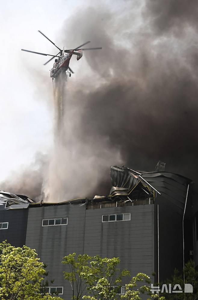 [이천=뉴시스] 김종택 기자 = 13일 경기 이천시 부발읍의 한 물류창고에서 불이 나 소방당국이 대응 2단계를 발령하고 화재진압을 하고 있다. 2025.05.13. jtk@newsis.com