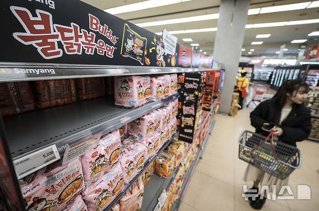 [서울=뉴시스] 정병혁 기자 = 5일 서울시내 대형마트에 K-푸드로 인기를 끌고있는 불닭볶음면 진열칸이 비어있다. 최근 10년간 라면·건강식품을 중심으로 K-푸드 수출이 크게 늘어난 것으로 나타났다.  '10년간 K-푸드 수출 동향과 시사점' 보고서에 따르면 한류 확산 등으로 K-푸드 수출액은 2015년 35억1000만 달러에서 지난해 70억2000만 달러로 증가했다. 품목군별로 보면 '라면'이 13억6000만 달러로 1위를 차지했으며, '간편식' 9억8000만 달러, '음료' 9억4000만 달러, '건강식품' 8억2000만 달러, '조미료' 6억5000만 달러 등의 순으로 수출이 많았다. 2025.03.05. jhope@newsis.com