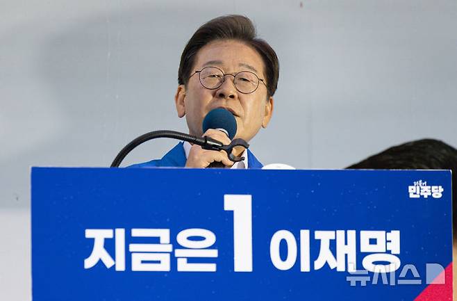 [정읍=뉴시스] 조성우 기자 = 이재명 더불어민주당 대선후보가 지난 16일 전북 정읍시 정읍역 광장에서 열린 유세에서 연설을 하고 있다. (공동취재) 2025.05.16. photo@newsis.com