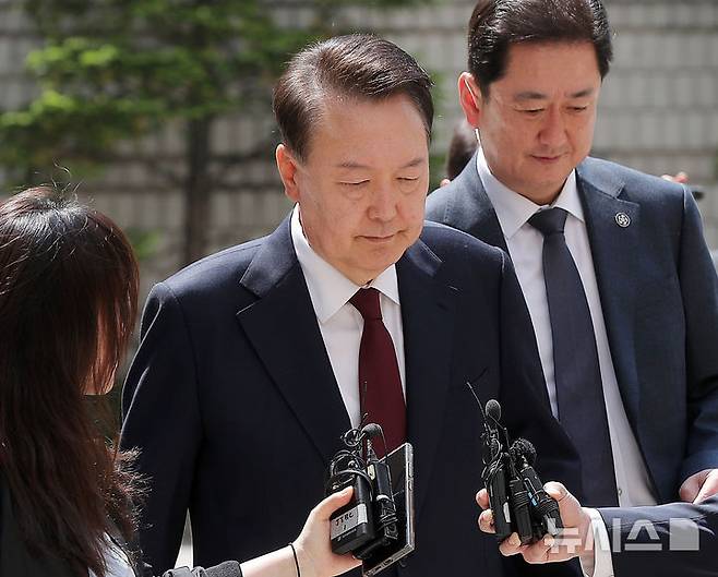[서울=뉴시스] 사진공동취재단 = 내란 우두머리 혐의로 기소된 윤석열 전 대통령이 지난 12일 서울 서초구 중앙지법에서 오후부터 재개되는 공판에 출석하고 있다. 2025.05.12. photo@newsis.com
