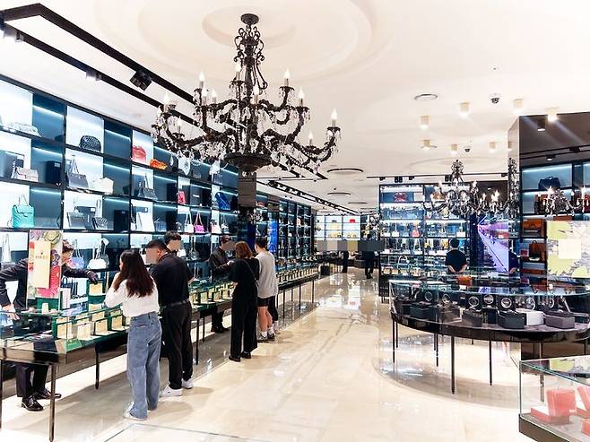 캉카스백화점 매장이 고객들로 북적이고 있다. *재판매 및 DB 금지