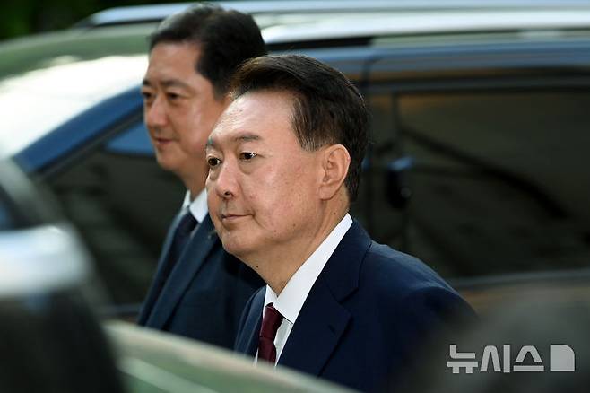 [서울=뉴시스] 사진공동취재단 = 윤석열 전 대통령이 지난 12일 서울 서초구 서울중앙지방법원에서 열린 '내란 우두머리 혐의' 3차 공판을 마치고 귀가하고 있다. 2025.05.12. photo@newsis.com